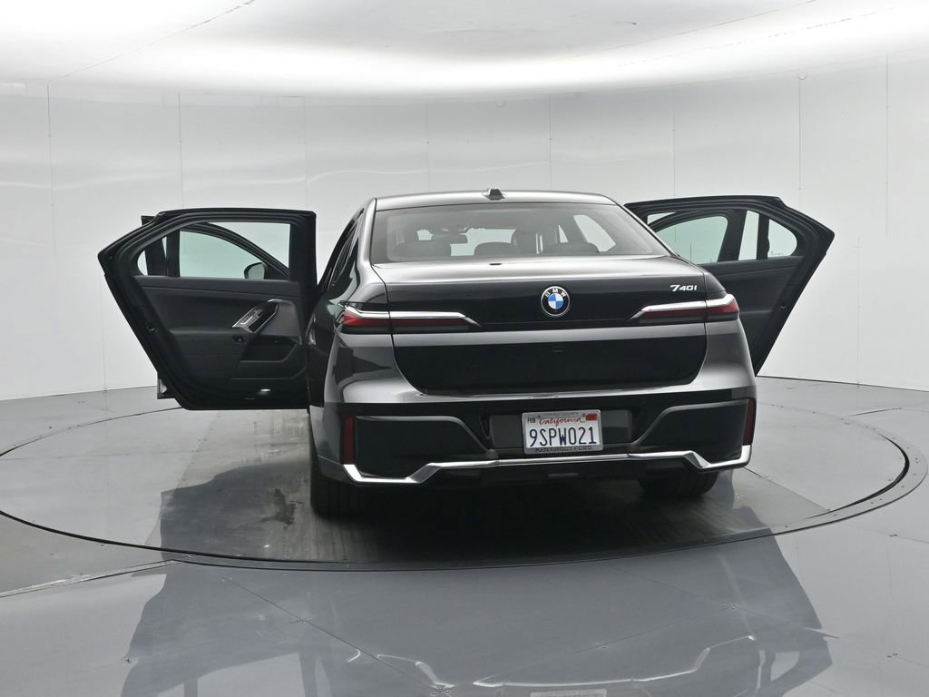 Used 2025 BMW 740i image 34