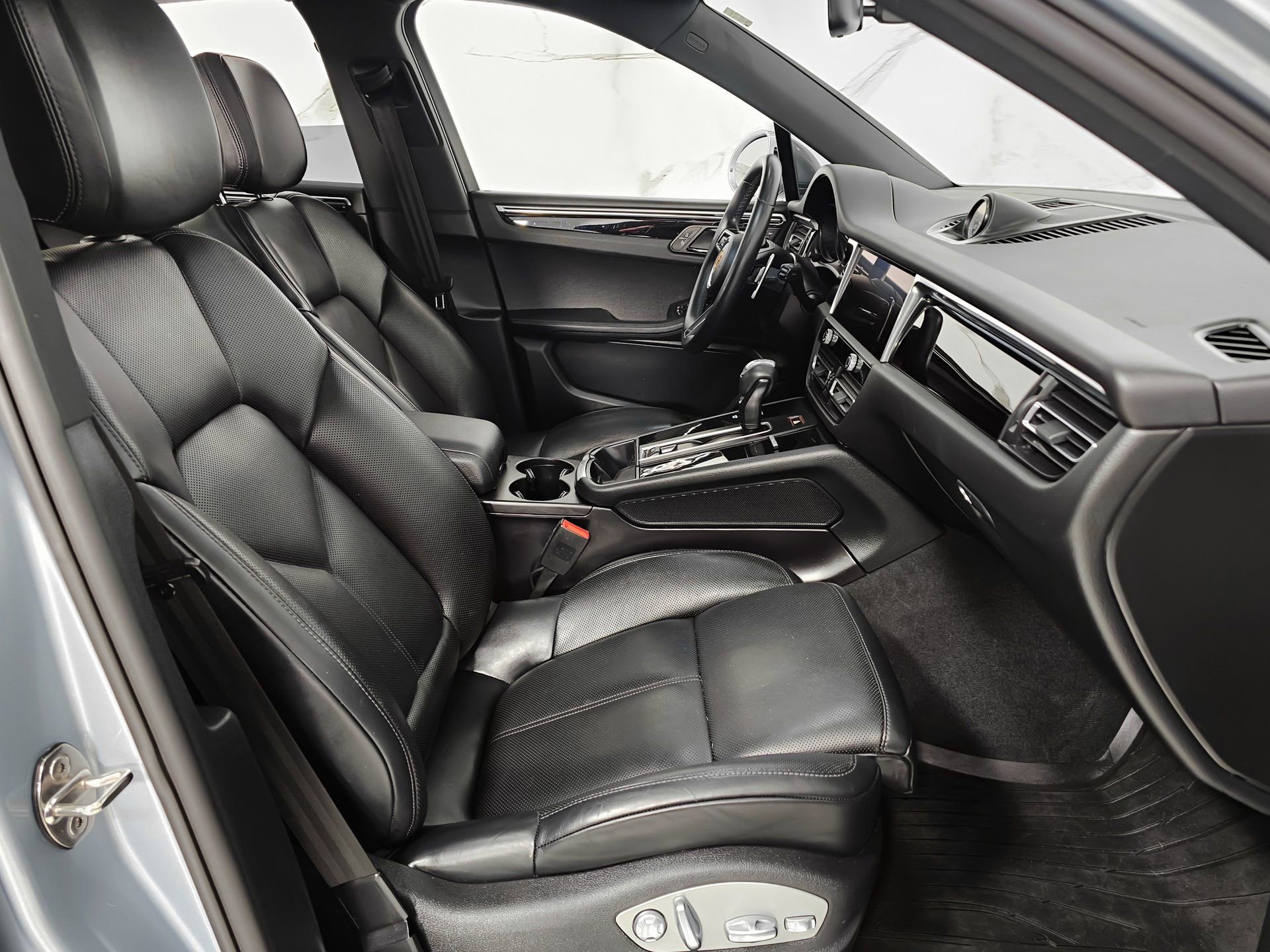 Used 2024 Porsche Macan Turbo image 2