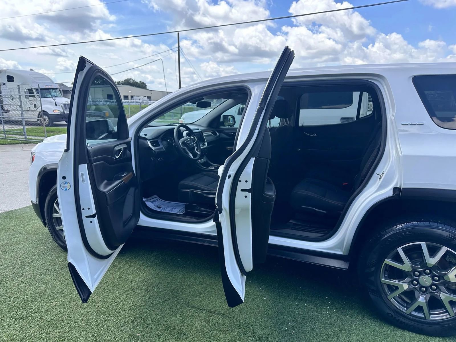 Used 2021 GMC Acadia SLE w/ LPO, Floor Liner Package image 8