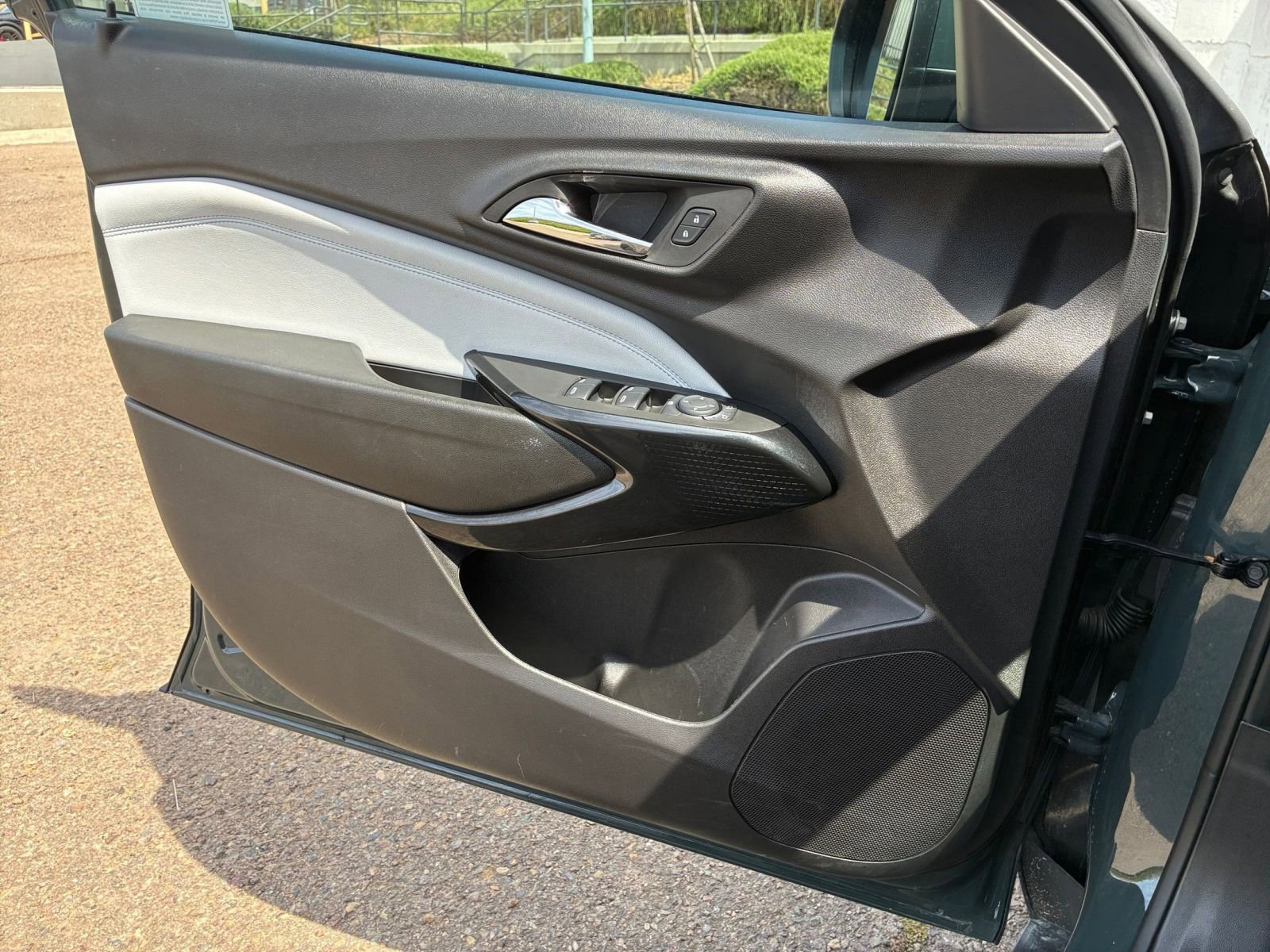 Used 2025 Chevrolet Trax LT image 18