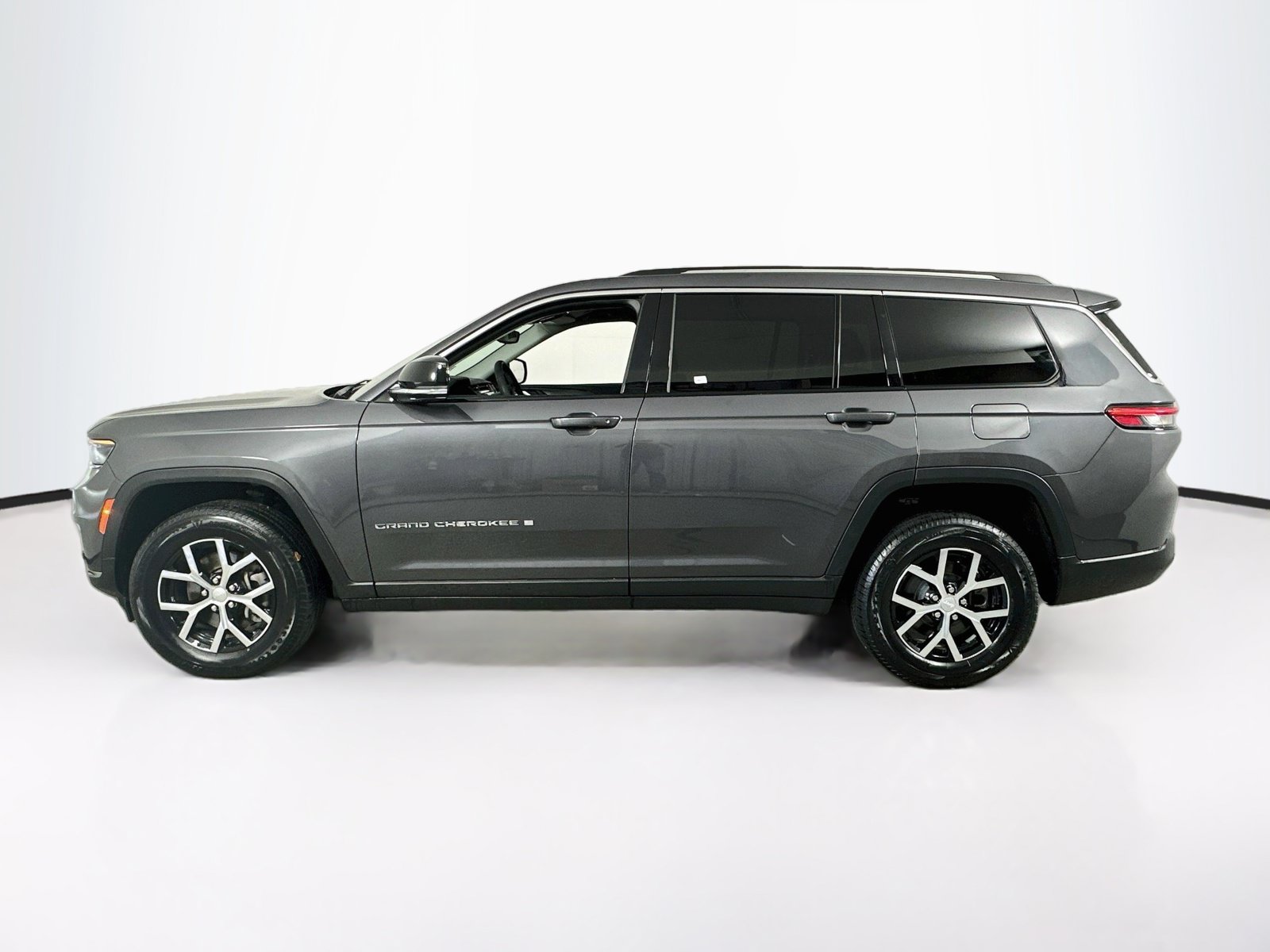 Used 2023 Jeep Grand Cherokee L Limited RWD image 8
