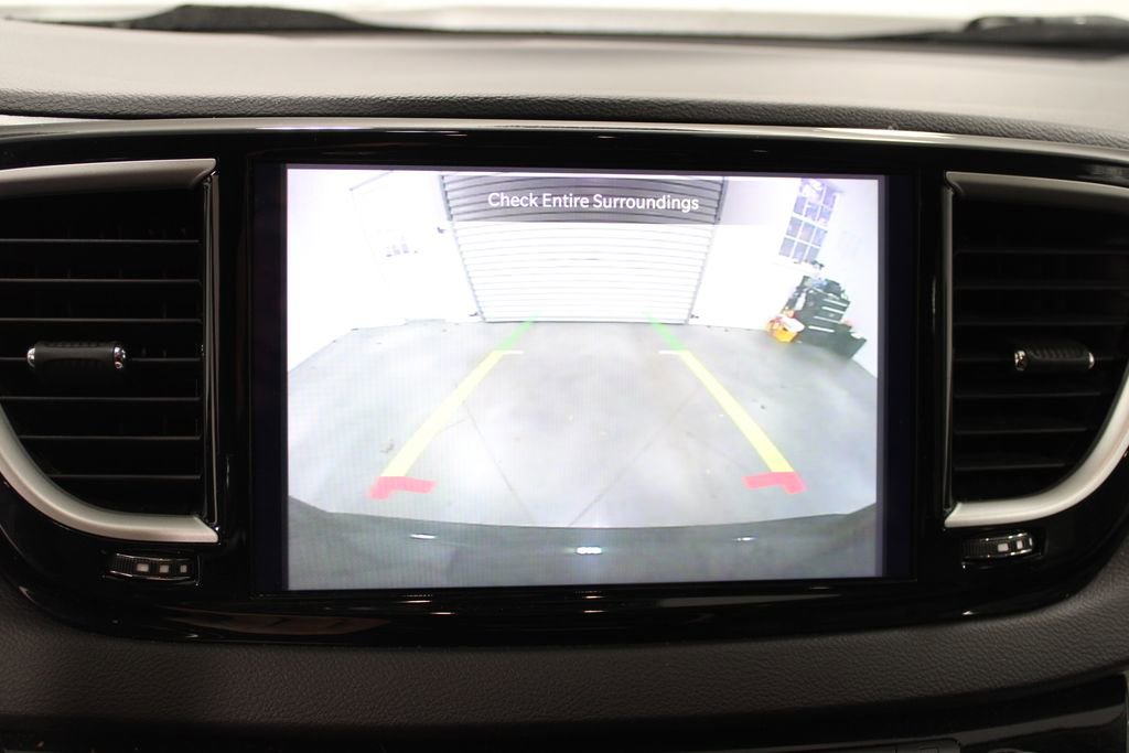 Used 2024 Chrysler Pacifica Touring-L image 46