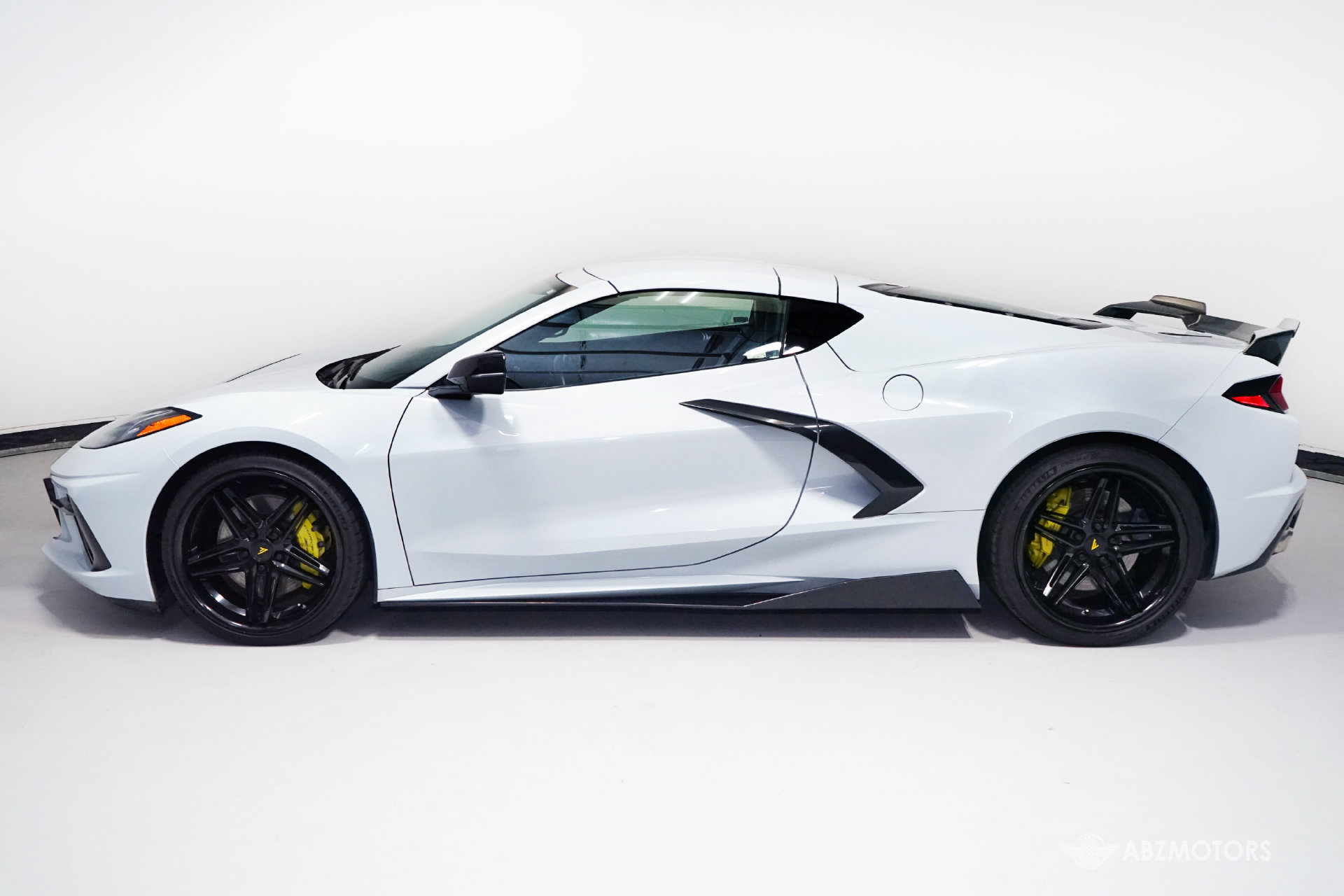 Used 2021 Chevrolet Corvette Stingray Coupe w/ Z51 Performance Package RWD image 4