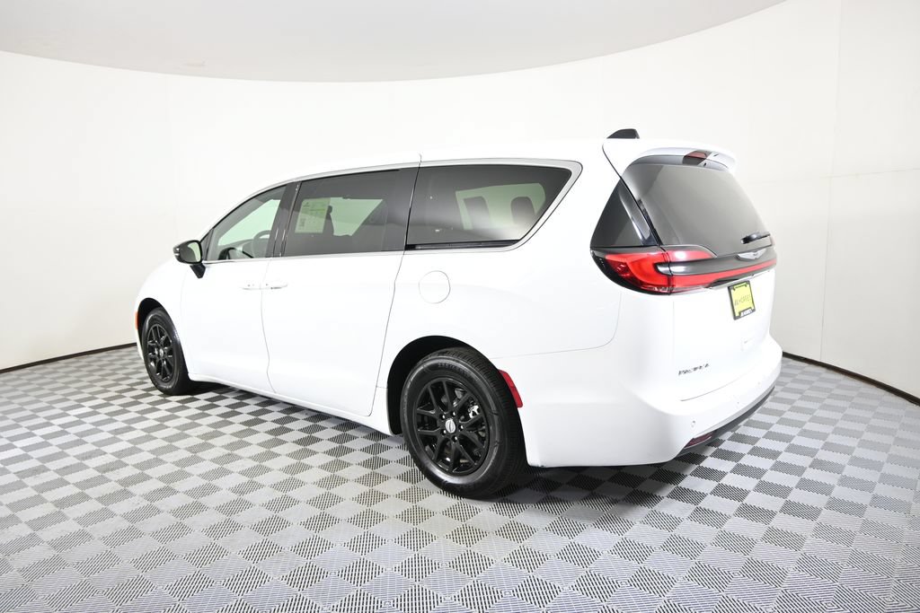 Used 2024 Chrysler Pacifica Touring FWD image 4
