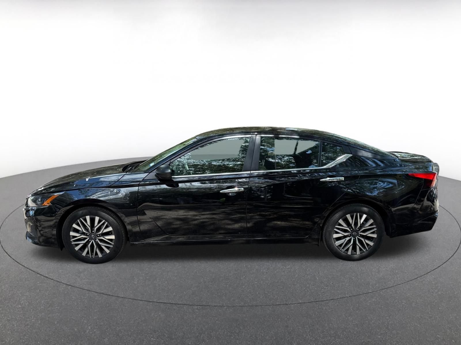 Used 2025 Nissan Altima 2.5 SV FWD image 11