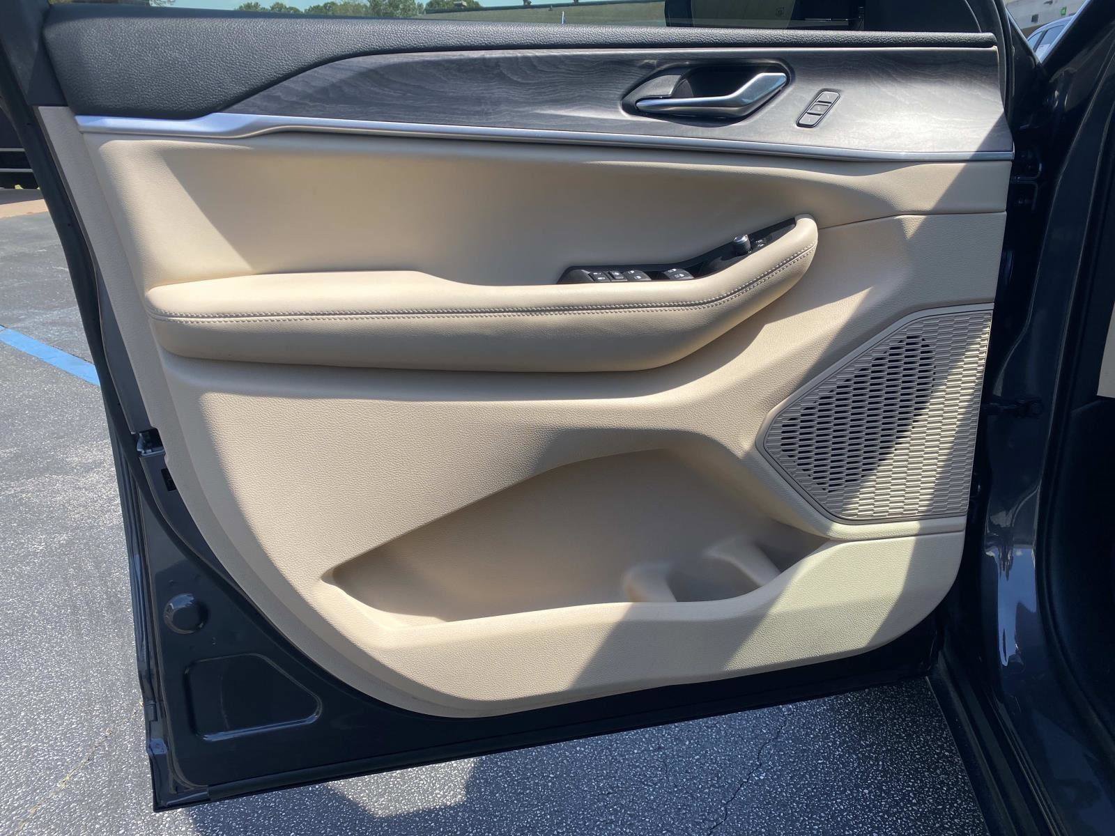 Certified 2023 Jeep Grand Cherokee L Limited w/ Luxury Tech Group II image 22