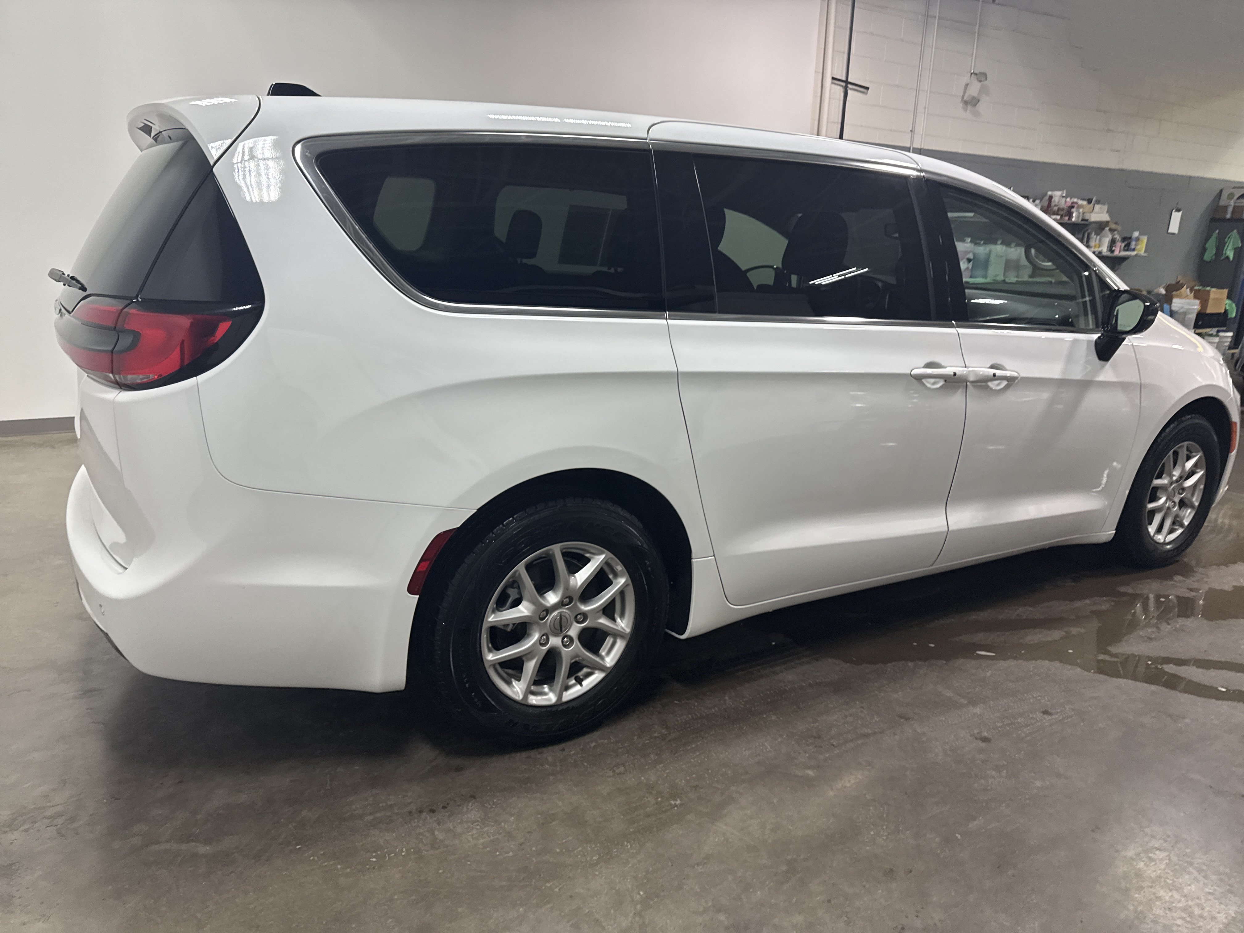 Used 2024 Chrysler Pacifica Touring-L FWD video 3