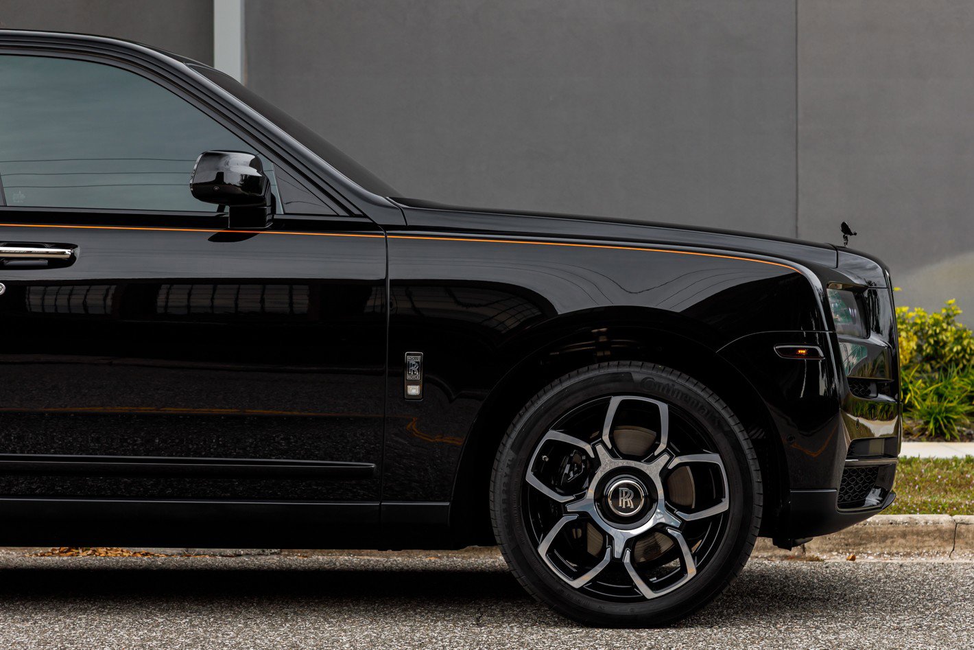 Used 2022 Rolls-Royce Cullinan Black Badge w/ Dark Exterior Package image 14