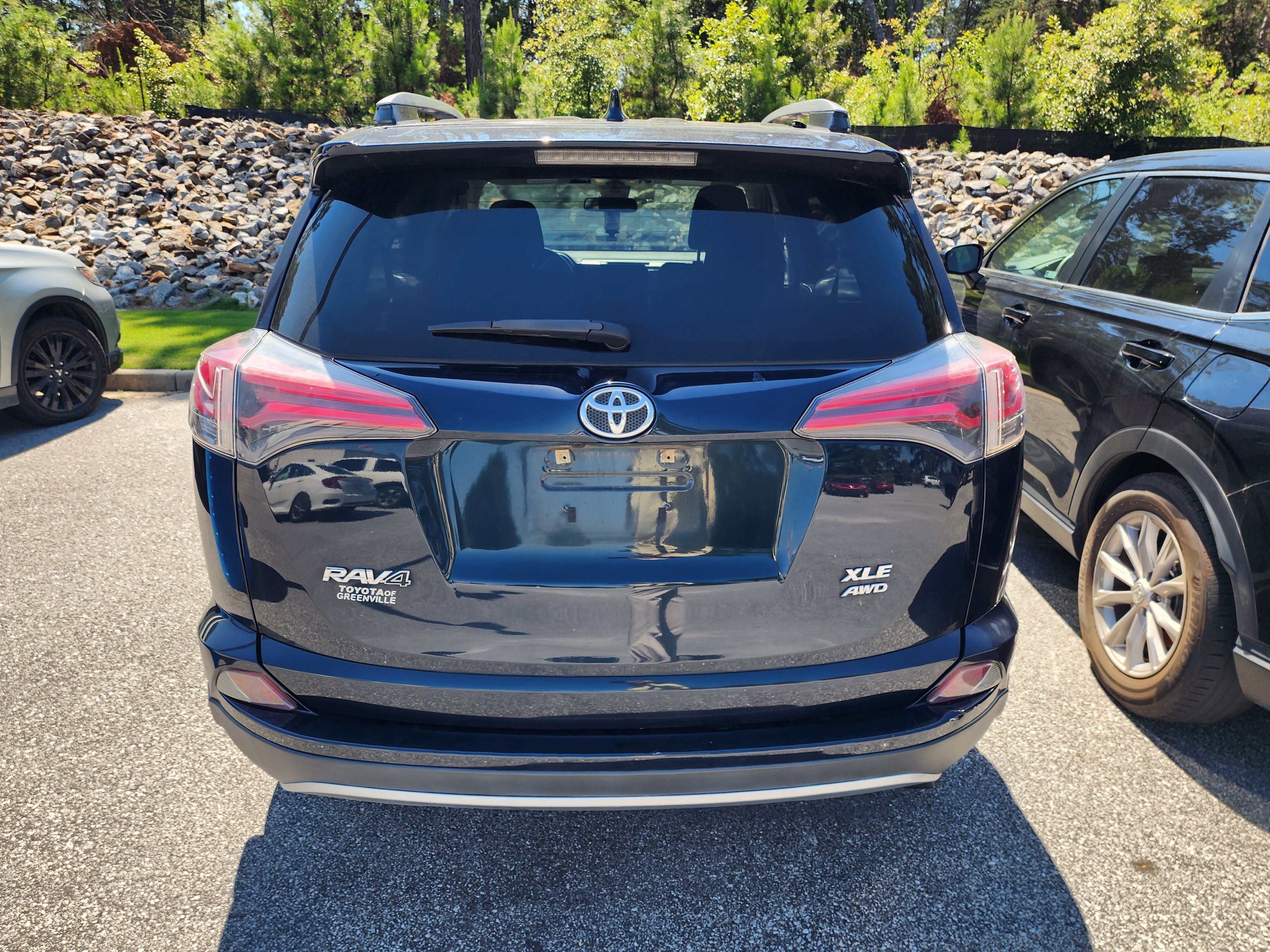 Used 2017 Toyota RAV4 XLE AWD/4WD image 5