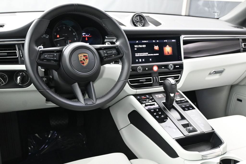Certified 2024 Porsche Macan AWD/4WD image 8