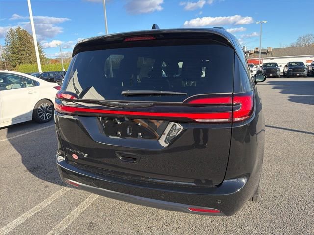 New 2026 Chrysler Pacifica Select w/ S Appearance Package image 3
