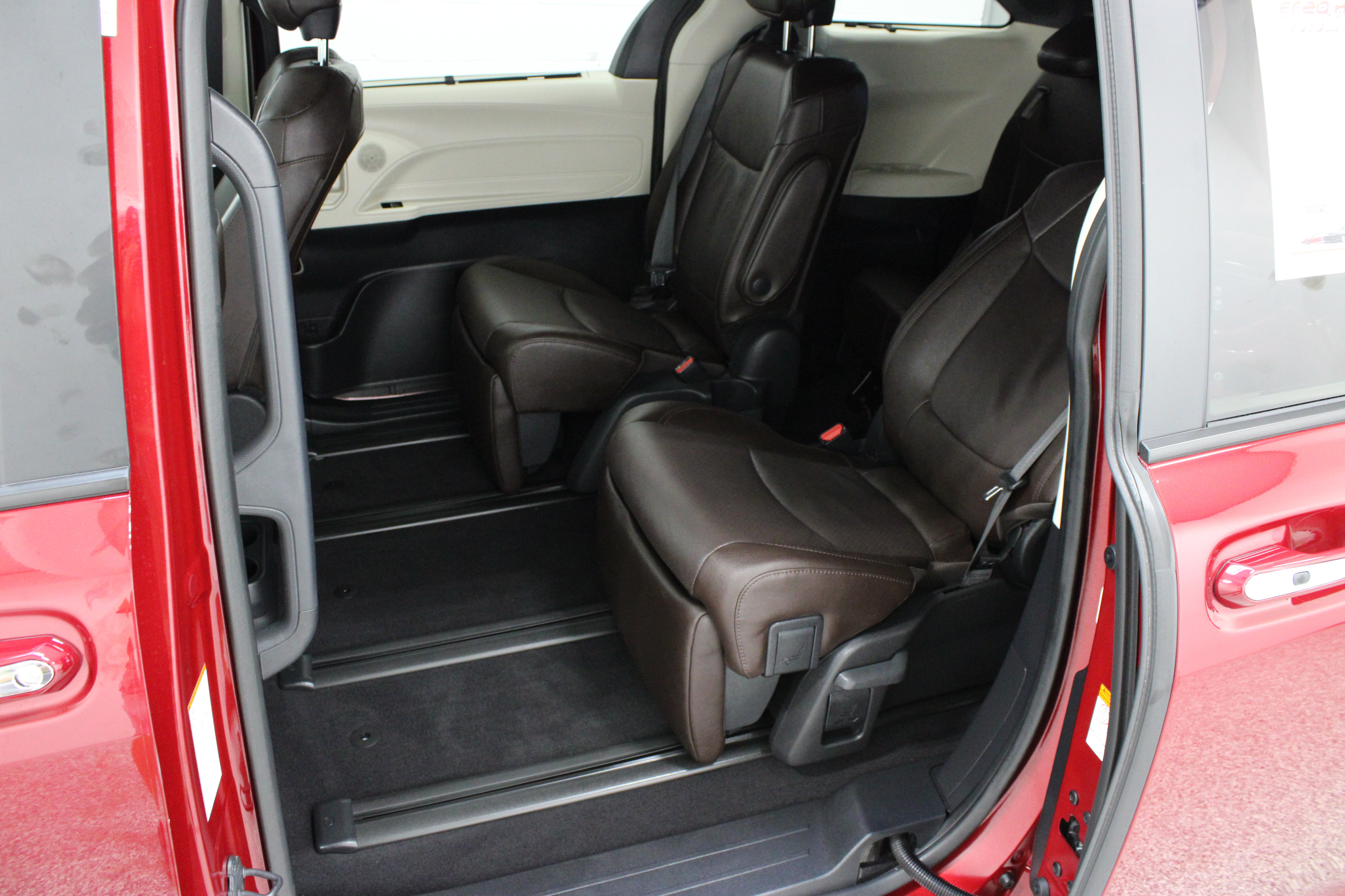 Used 2024 Toyota Sienna Platinum FWD image 30