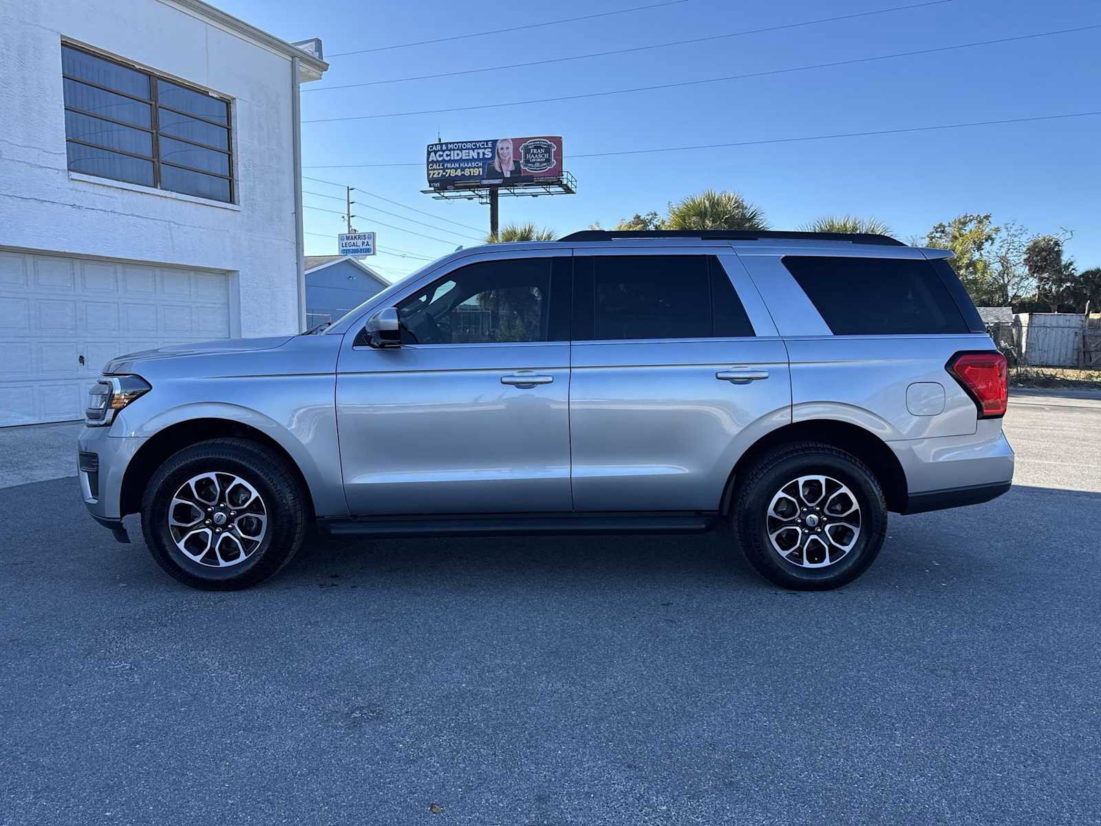 Used 2024 Ford Expedition XLT image 3