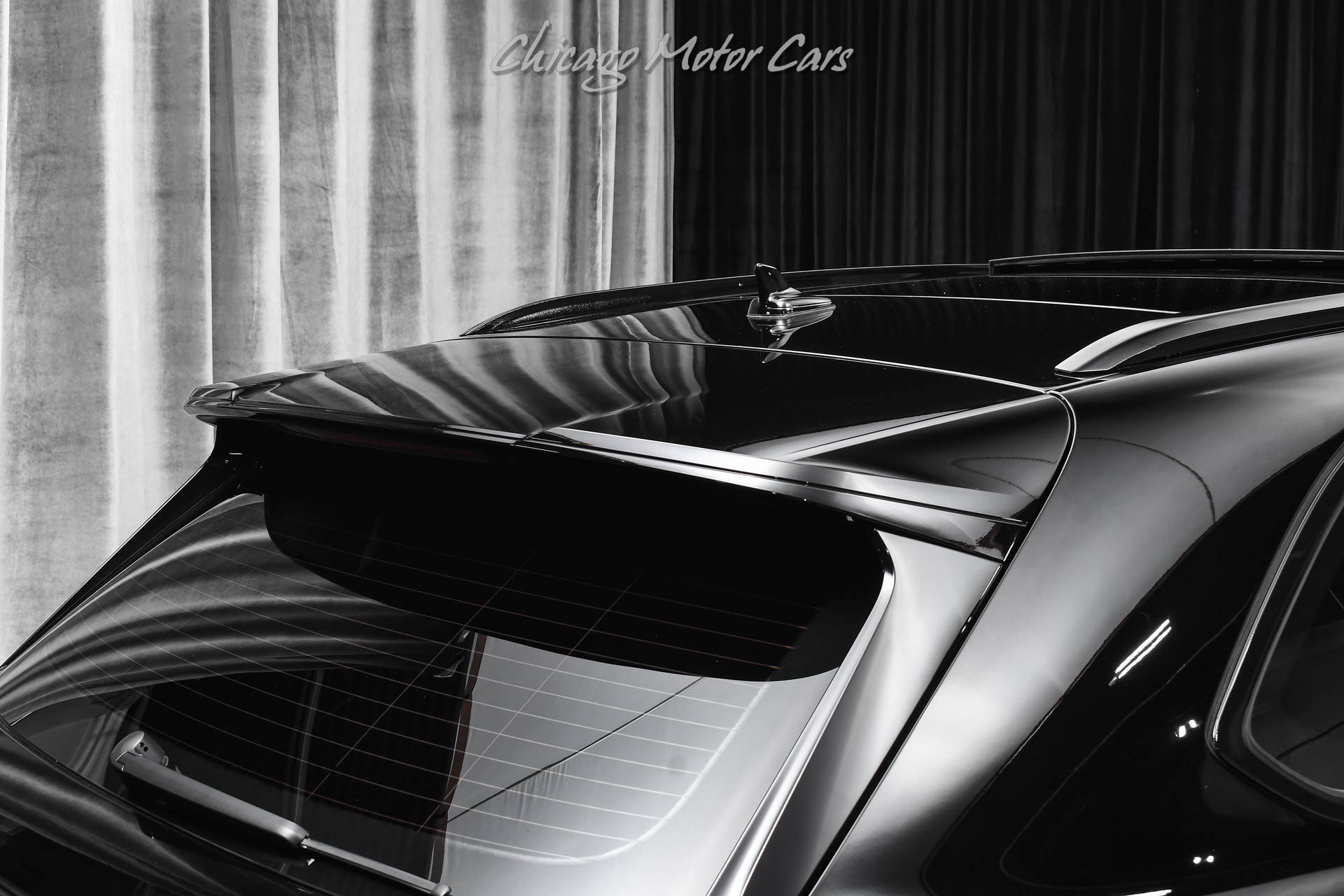 Used 2023 Bentley Bentayga Plug-In Hybrid image 44