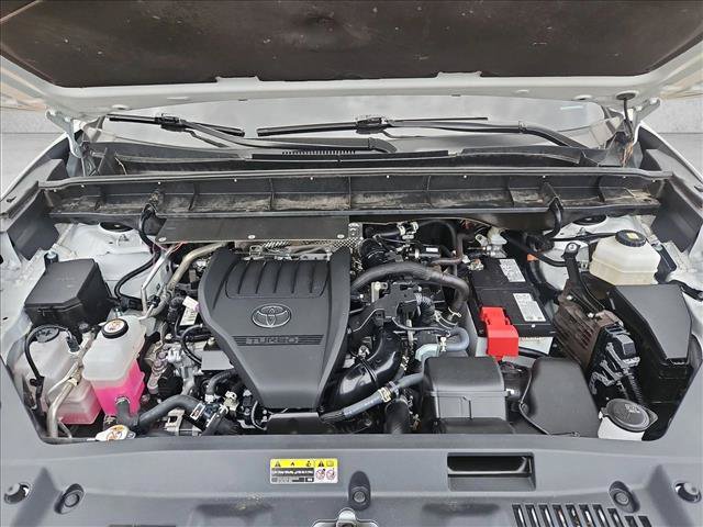 Used 2025 Toyota Highlander LE FWD image 23