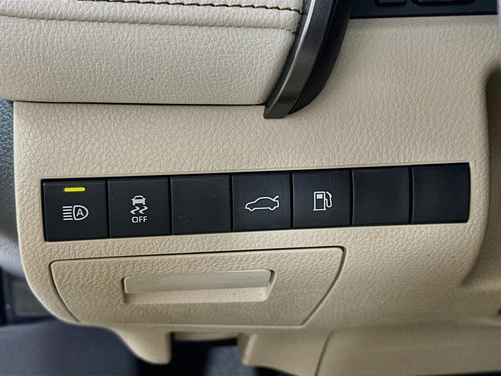 Used 2018 Toyota Camry LE w/ Audio Package FWD image 12