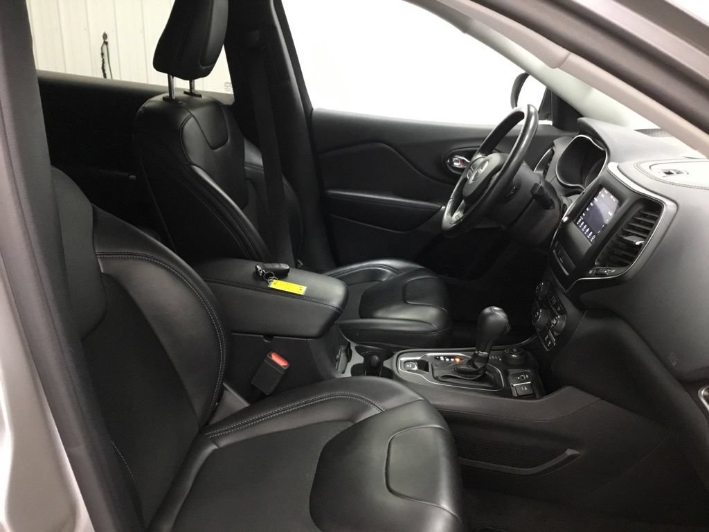 Used 2019 Jeep Cherokee Latitude Plus w/ Cold Weather Group AWD/4WD image 46