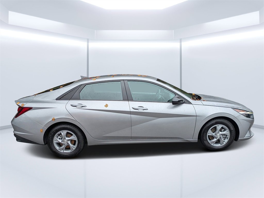 Used 2023 Hyundai Elantra SE w/ Cargo Package image 2