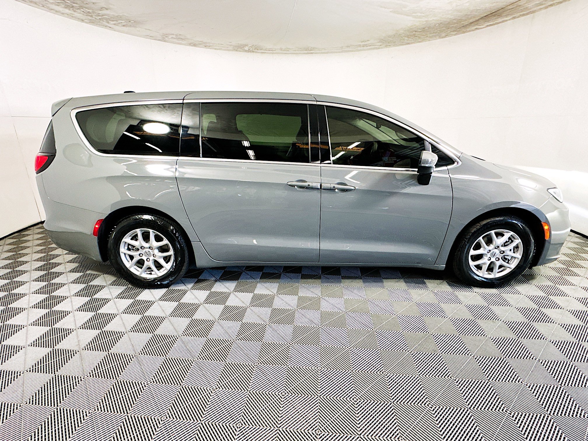 Used 2023 Chrysler Pacifica Touring-L FWD image 2