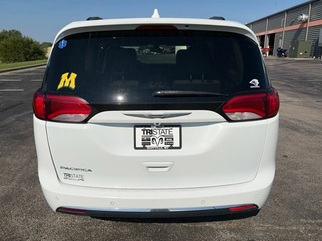 Used 2017 Chrysler Pacifica Touring-L w/ Tire & Wheel Group FWD image 6