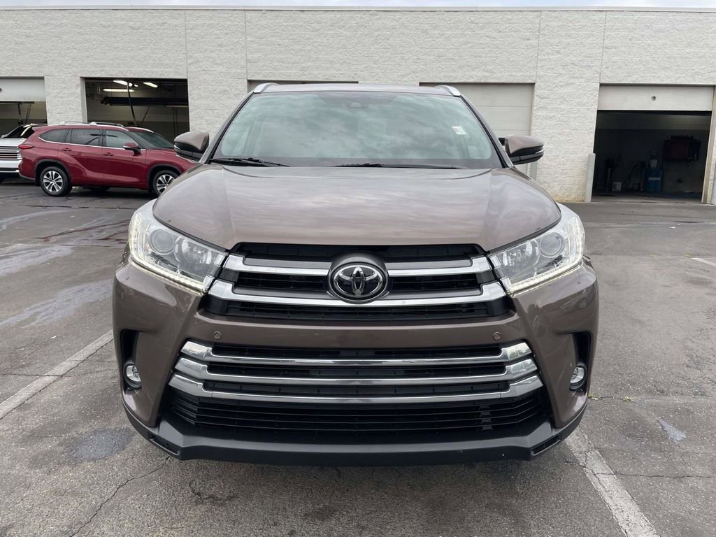 Used 2019 Toyota Highlander Limited FWD image 2