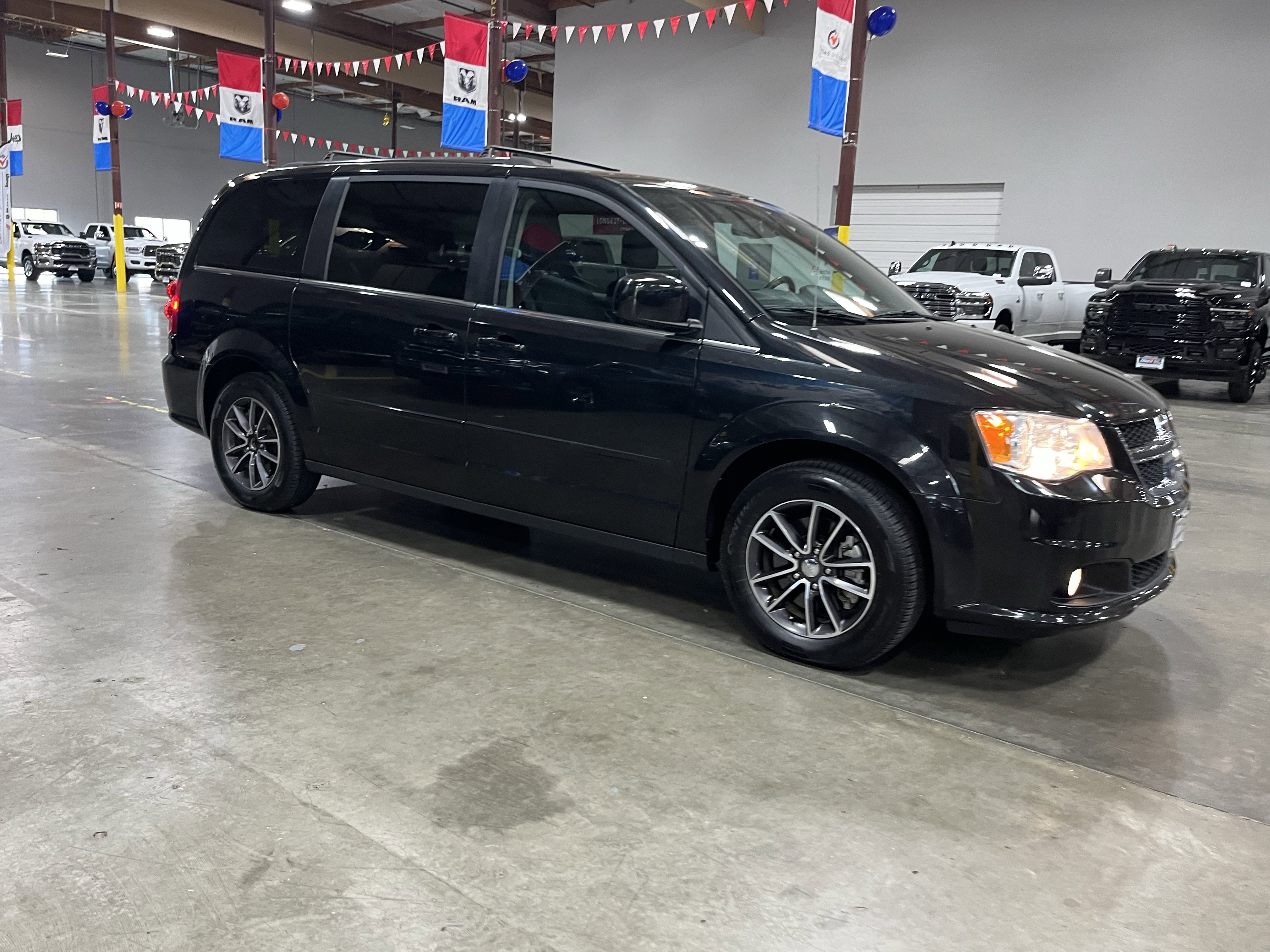 Used 2017 Dodge Grand Caravan SXT FWD image 7