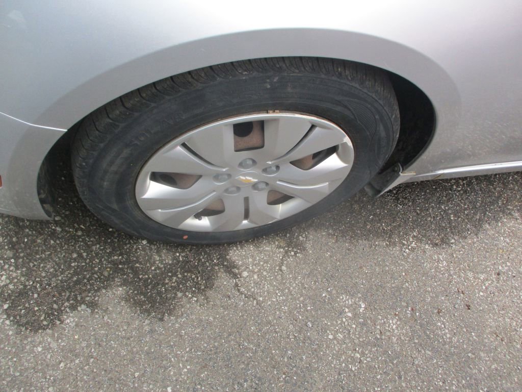 Used 2012 Chevrolet Cruze LS w/ Connectivity Package FWD image 4