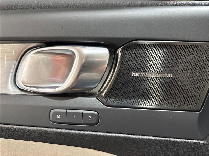 Used 2021 Volvo XC40 T5 Momentum image 20