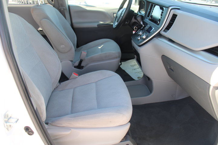 Used 2020 Toyota Sienna L FWD image 17