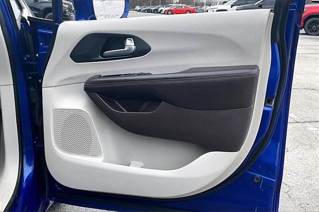 Used 2021 Chrysler Pacifica Touring-L image 28