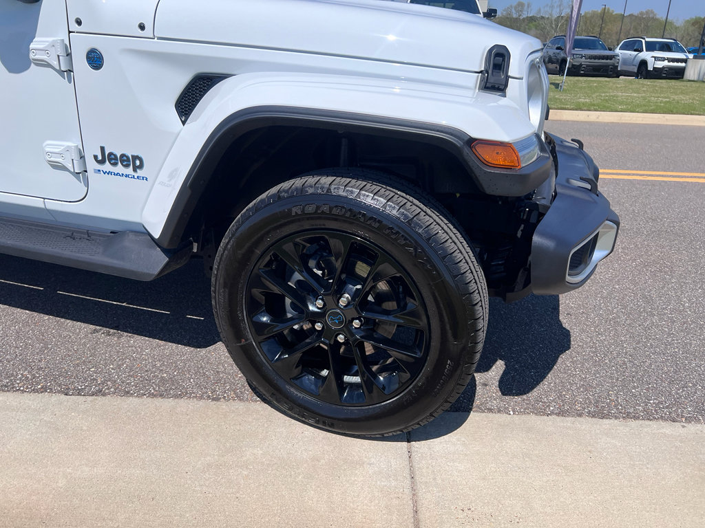 Used 2025 Jeep Wrangler Sahara image 4