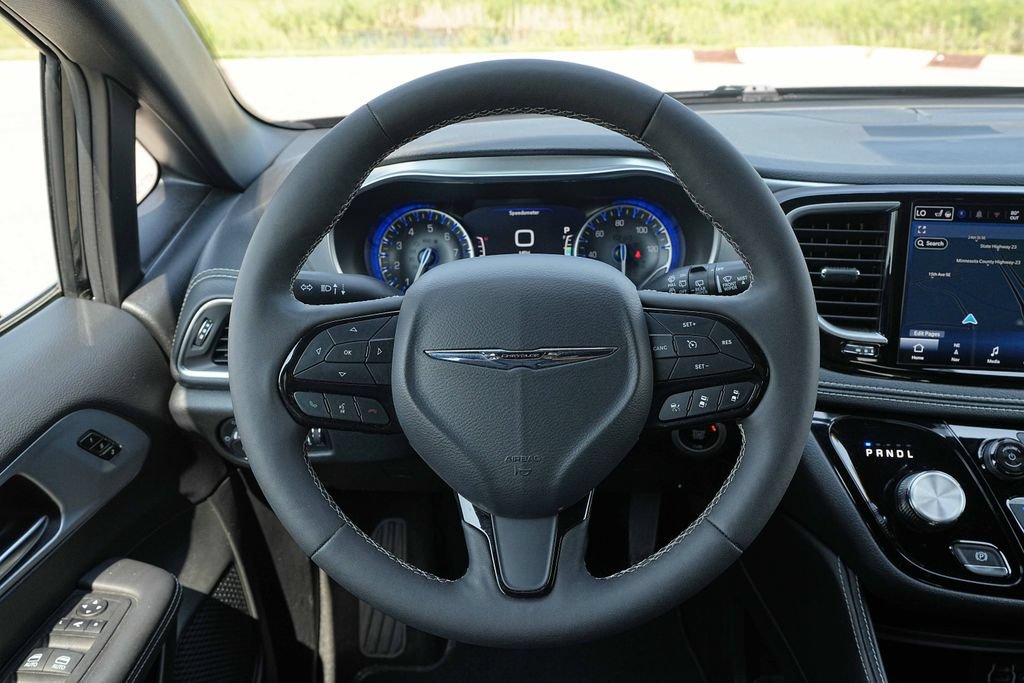 Used 2025 Chrysler Pacifica Limited FWD image 32