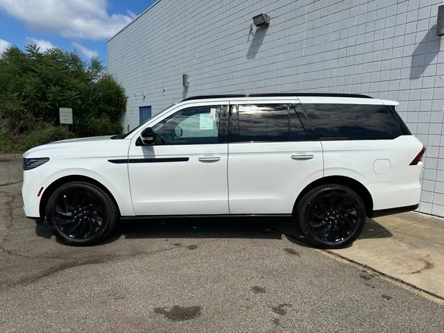 New 2027 Lincoln Navigator Reserve w/ Jet Appearance Package AWD/4WD image 2