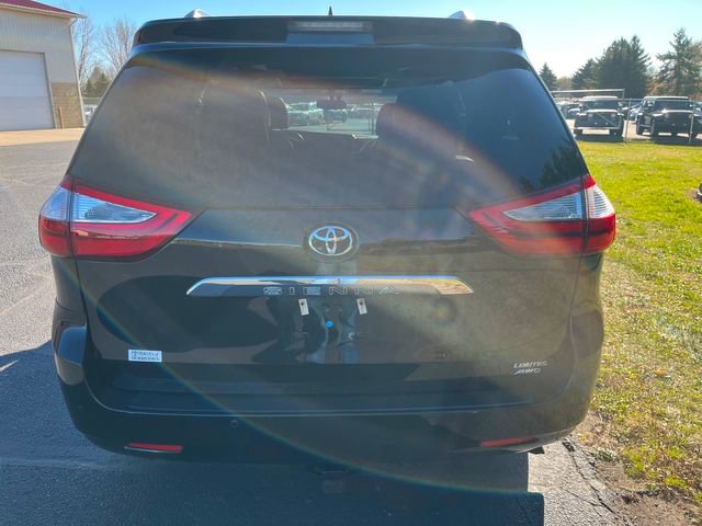 Used 2017 Toyota Sienna Limited Premium image 3