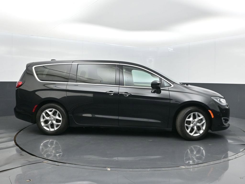Used 2019 Chrysler Pacifica Touring Plus w/ Advanced Safetytec Group FWD image 8