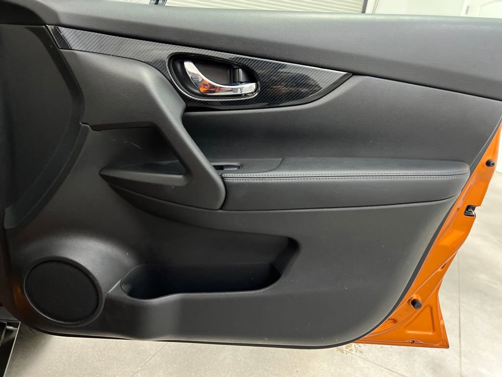 Used 2017 Nissan Rogue SL image 25