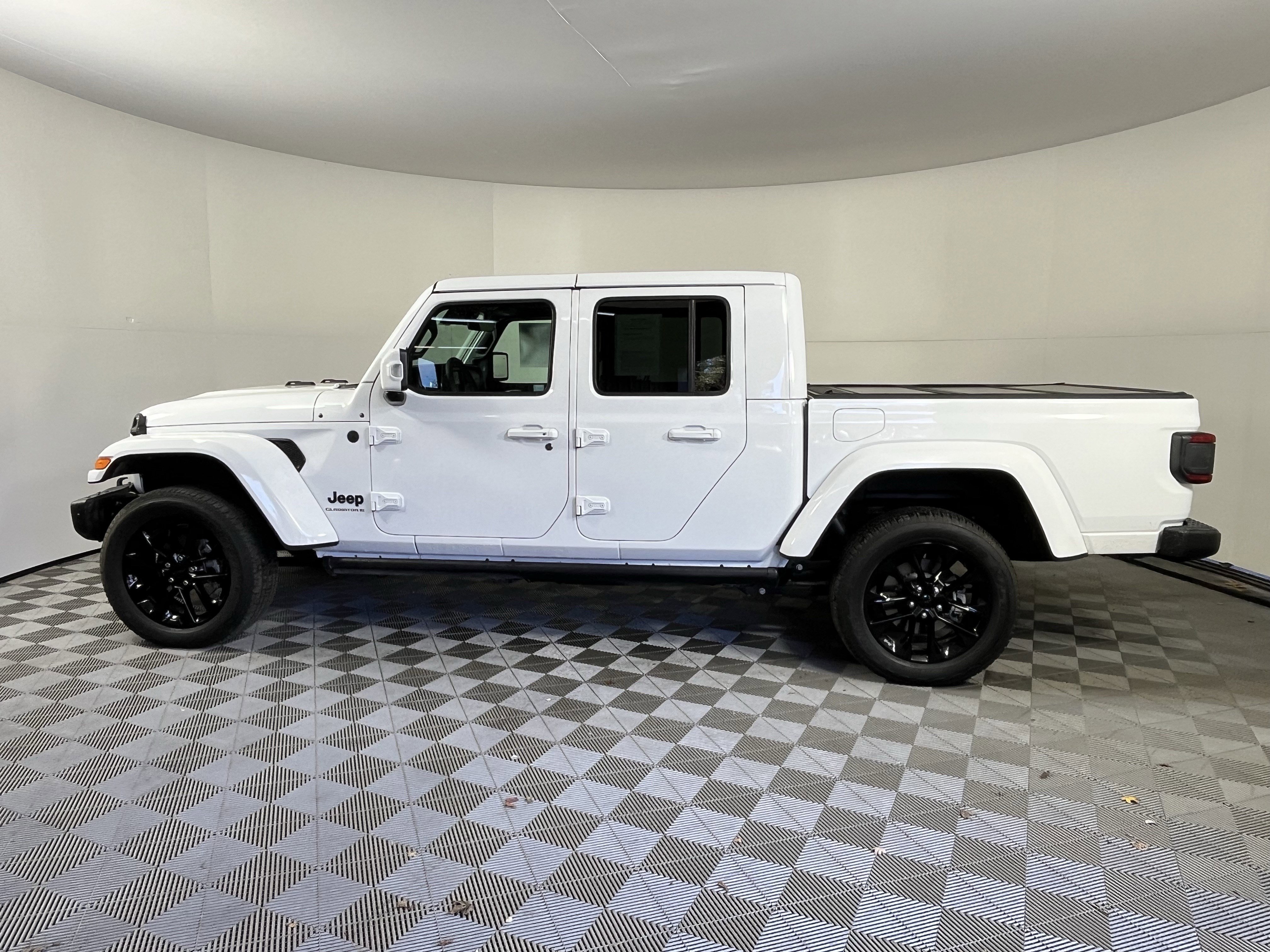 Used 2023 Jeep Gladiator Overland video 2