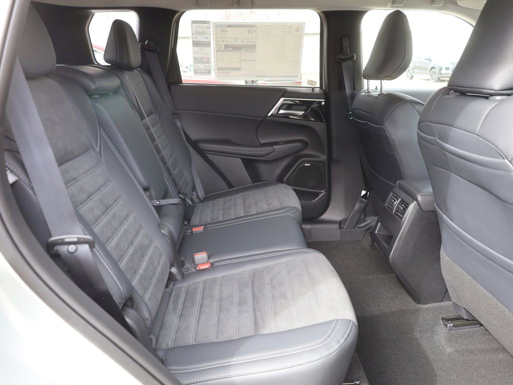 New 2025 Mitsubishi Outlander SE image 17