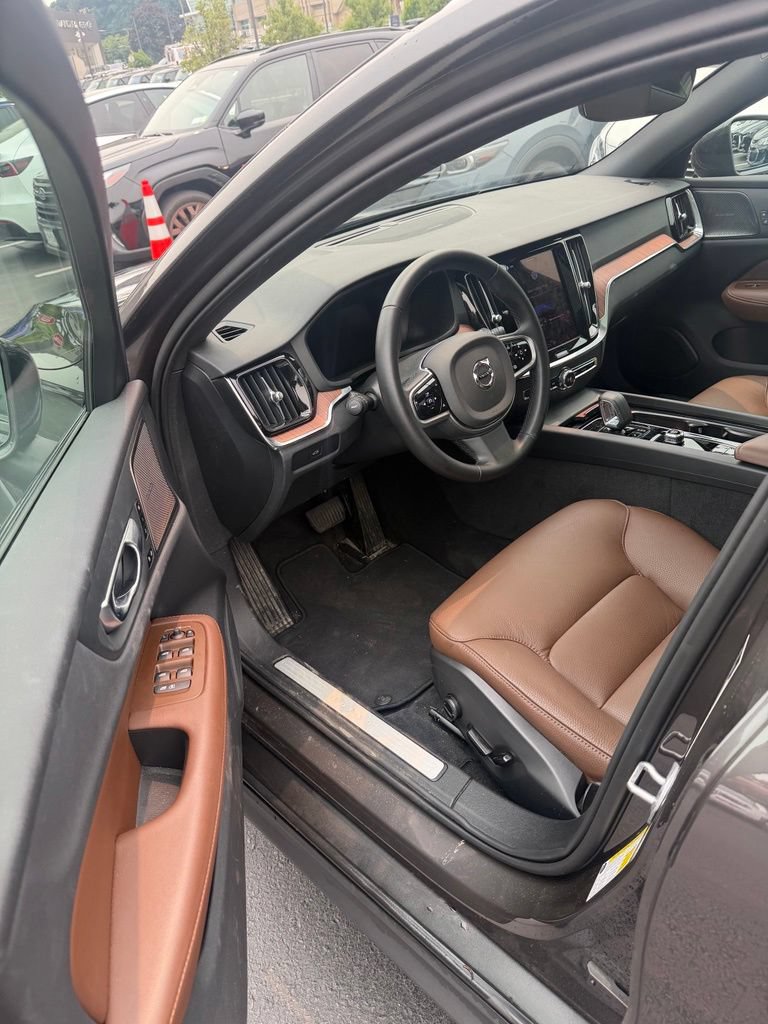 Certified 2025 Volvo V60 B5 Cross Country Plus AWD/4WD image 4