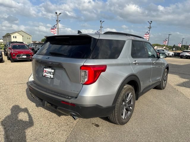 Used 2023 Ford Explorer XLT w/ Equipment Group 202A AWD/4WD image 11
