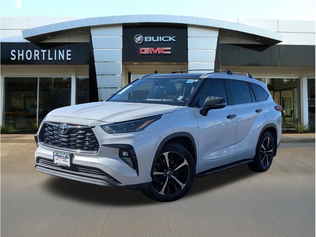 Used 2022 Toyota Highlander XLE AWD/4WD image 8