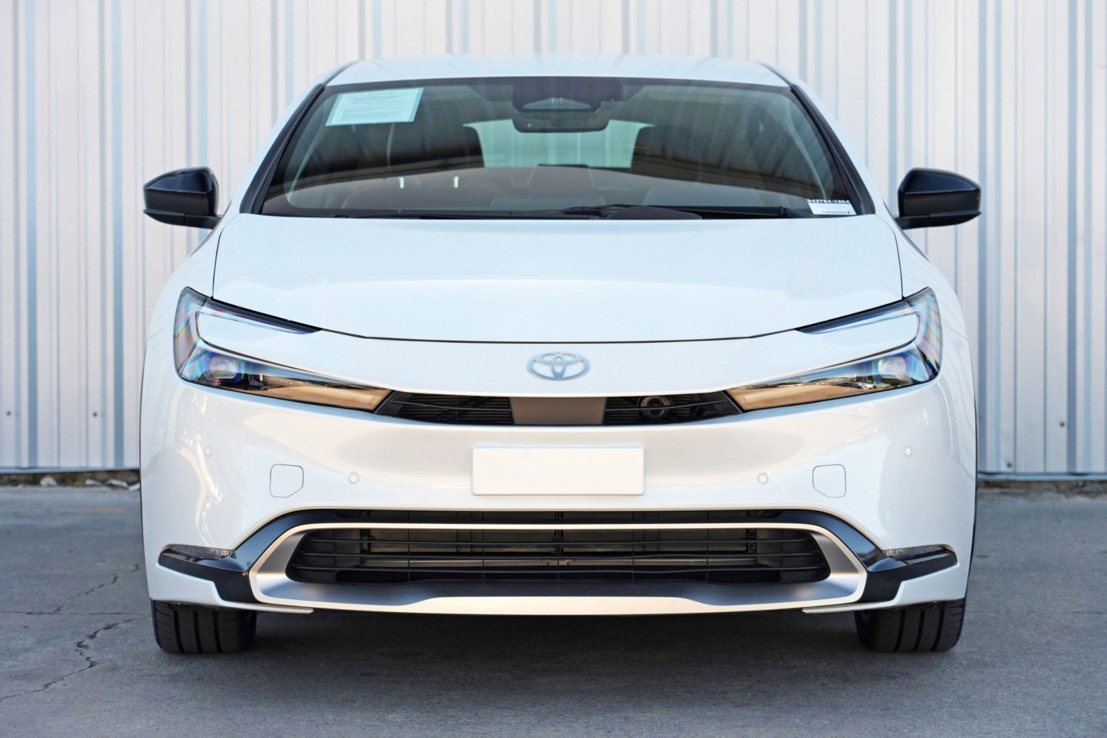 Used 2025 Toyota Prius Plug-In Hybrid XSE FWD image 6