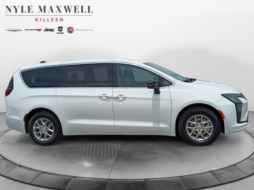 New 2027 Chrysler Pacifica Select FWD image 17