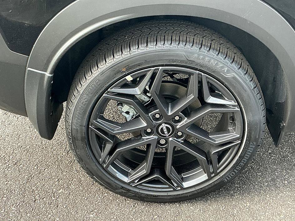 New 2025 Nissan Kicks SR image 9