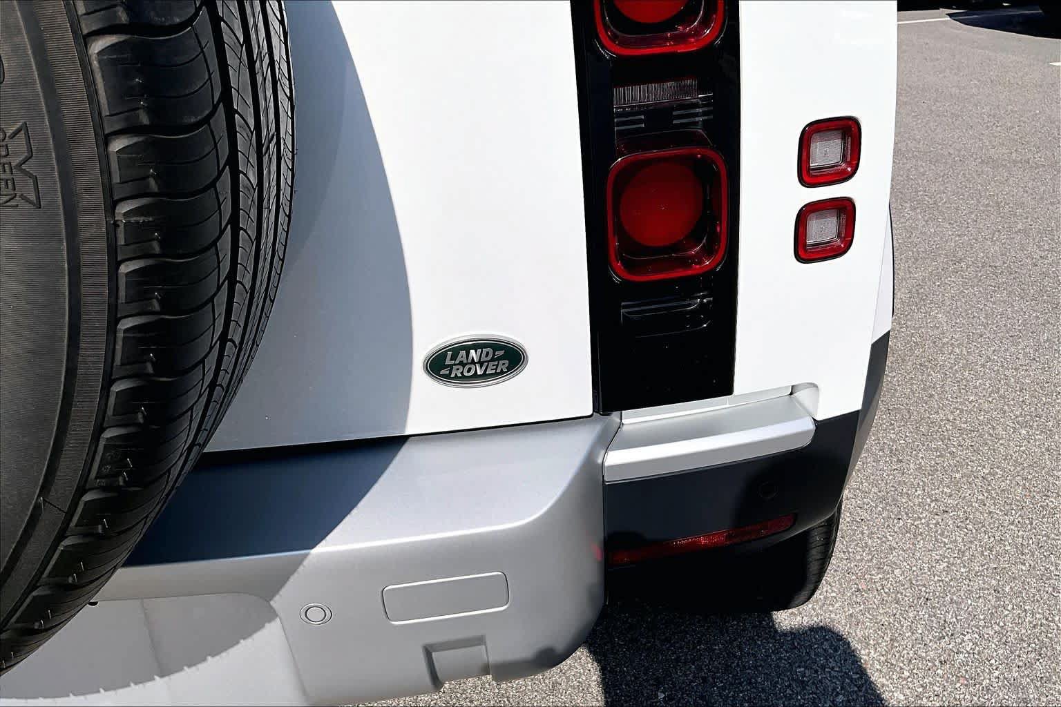 Used 2023 Land Rover Defender 110 S AWD/4WD image 9