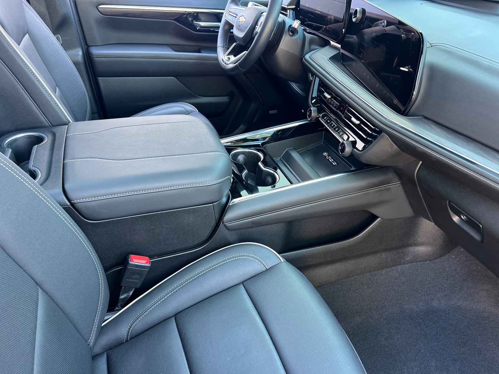 Used 2025 Chevrolet Tahoe Premier AWD/4WD image 16