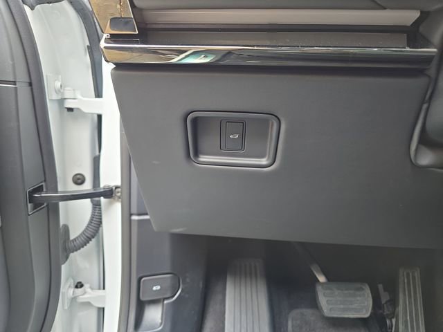 Used 2025 Land Rover Range Rover Sport SE image 29