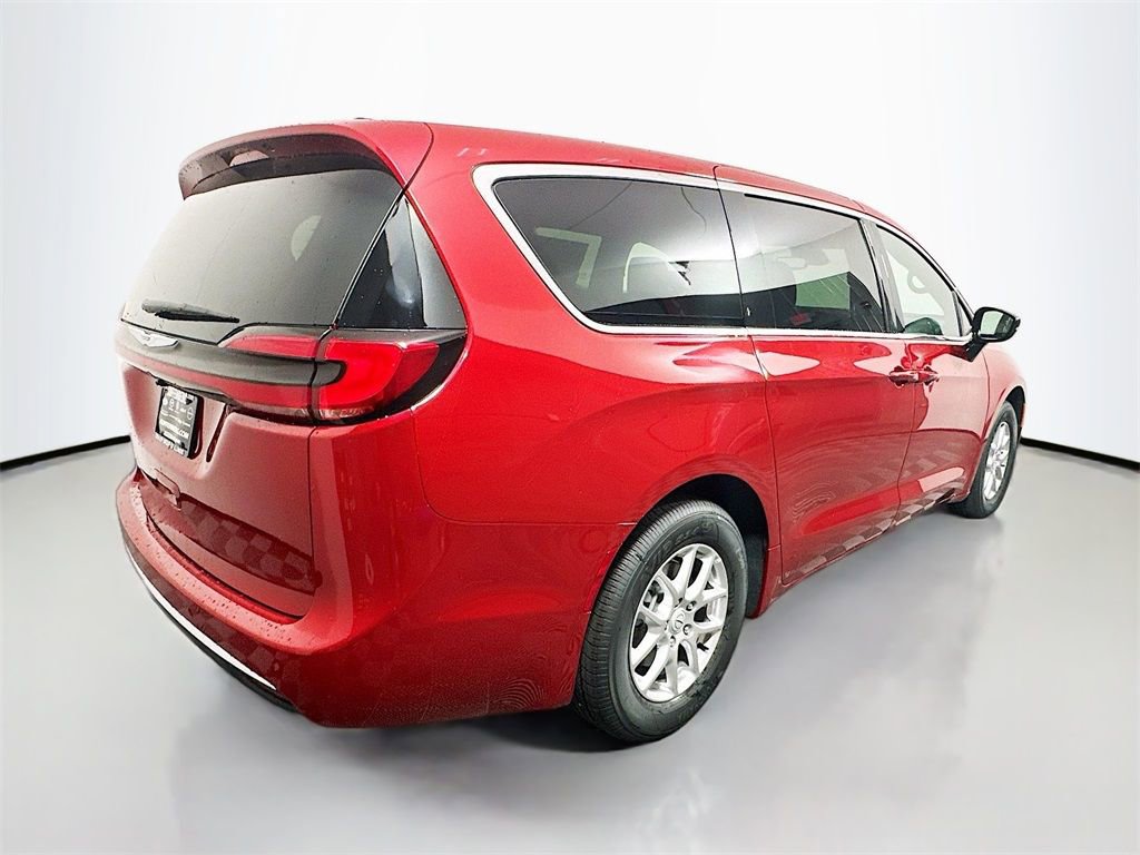 New 2026 Chrysler Pacifica Select image 9