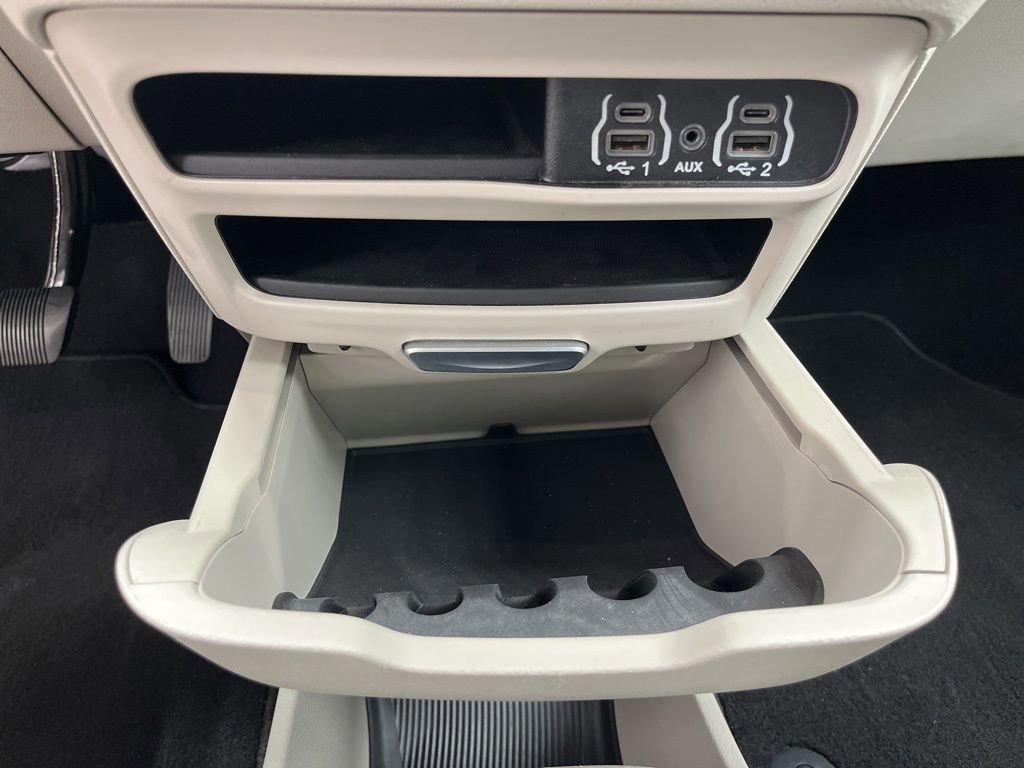 Used 2024 Chrysler Pacifica Touring-L FWD image 26