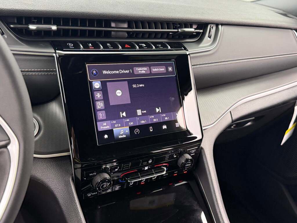 New 2025 Jeep Grand Cherokee Altitude image 30